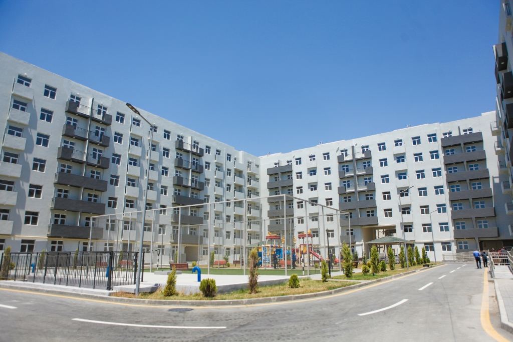 В Азербайджане семьям шехидов и инвалидам войны предоставлены квартиры и автомобили (ФОТО)