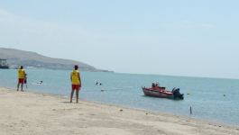 В Баку открылся образцовый общественный пляж (ФОТО)