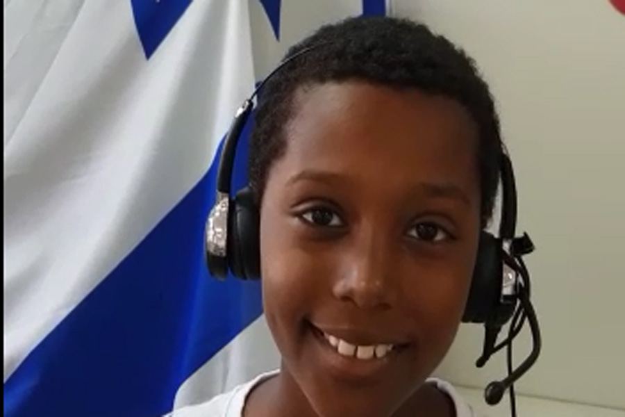 Эфиопский мальчик исполняет песню Рашида Бейбутова о Баку (ВИДЕО)
