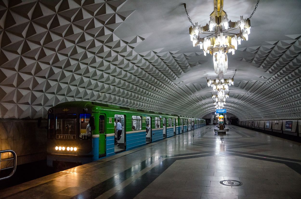 Из метро Ташкента эвакуируют пассажиров