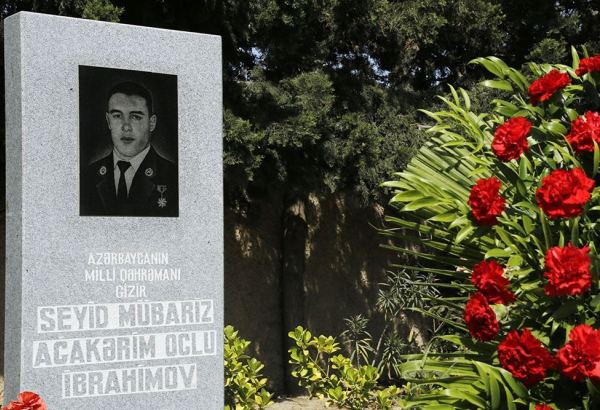 Milli Qəhrəman Mübariz İbrahimovun məzarı ziyarət edilib