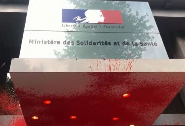 Fransada etirazçılar Səhiyyə Nazirliyinin binasını qırmızı rəngə boyayıb (FOTO/VİDEO)