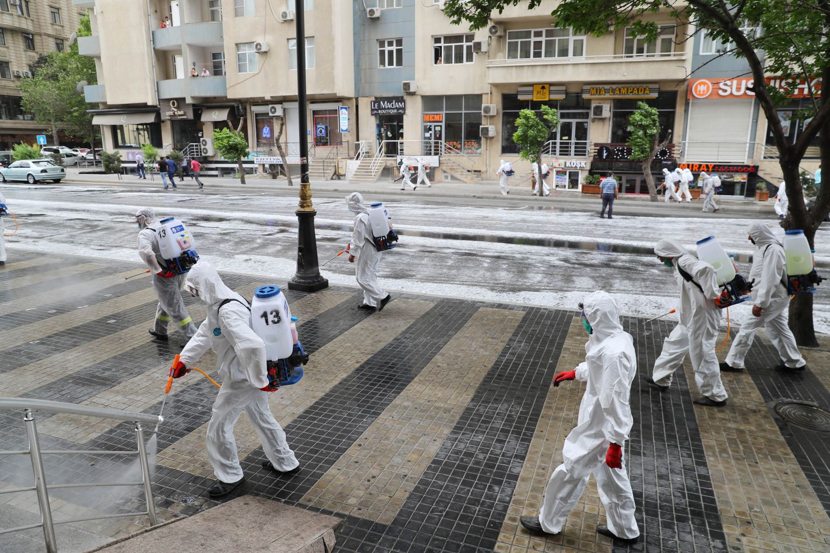 На улицах и проспектах Баку проводится очередная дезинфекция
