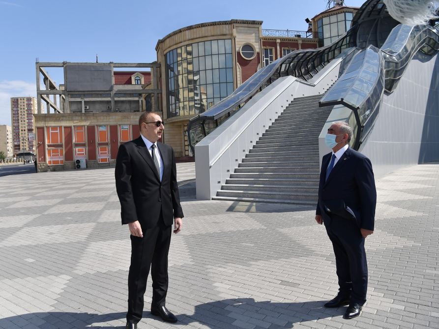 President Ilham Aliyev attends opening of above-ground pedestrian crossing in Neapol Street, Baku (PHOTO) - Gallery Image