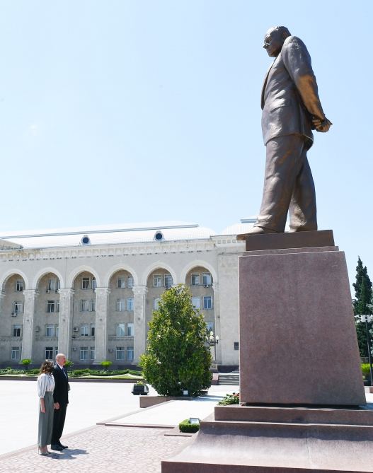 Президент Ильхам Алиев и Первая леди Мехрибан Алиева прибыли в Гянджу (ФОТО/ВИДЕО)
