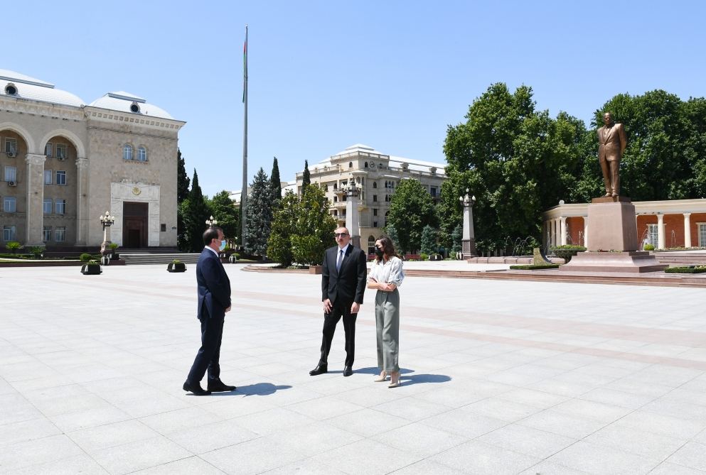 Президент Ильхам Алиев и Первая леди Мехрибан Алиева прибыли в Гянджу (ФОТО/ВИДЕО)