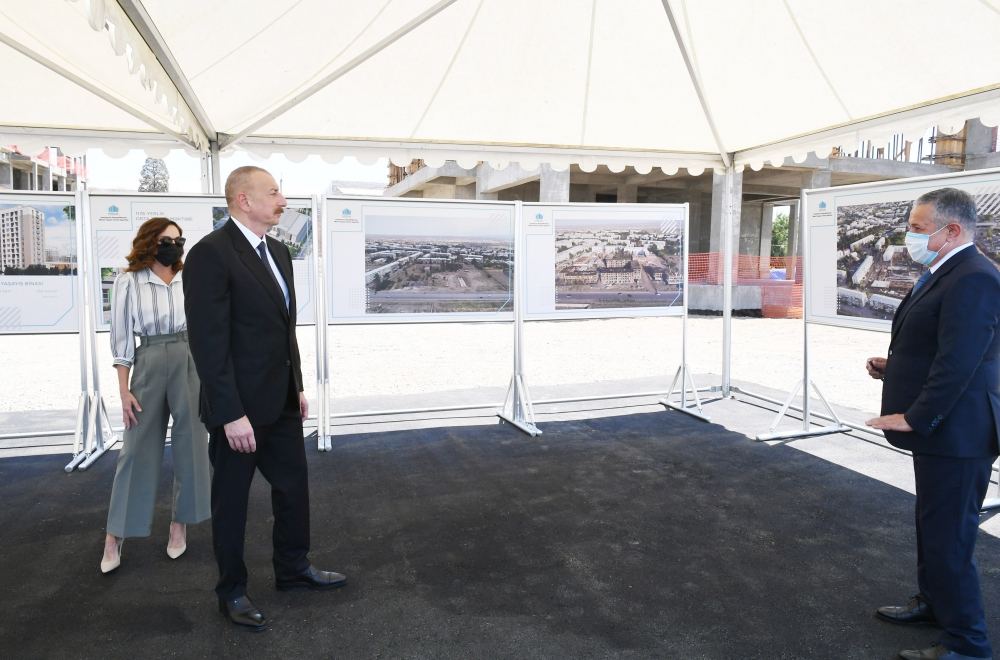 Президент Ильхам Алиев и Первая леди Мехрибан Алиева ознакомились со строительством жилого комплекса, возводимого Государственным агентством жилищного строительства в Гяндже (ФОТО) (версия 2)