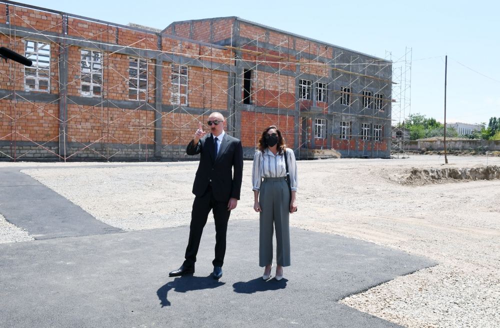 Президент Ильхам Алиев и Первая леди Мехрибан Алиева ознакомились со строительством жилого комплекса, возводимого Государственным агентством жилищного строительства в Гяндже (ФОТО) (версия 2)