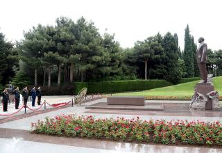 Руководство минобороны Азербайджана посетило Аллею почетного захоронения и Аллею шехидов (ФОТО)