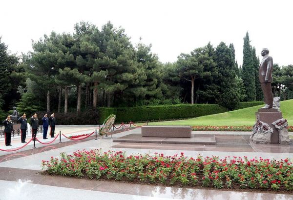 Руководство минобороны Азербайджана посетило Аллею почетного захоронения и Аллею шехидов (ФОТО)