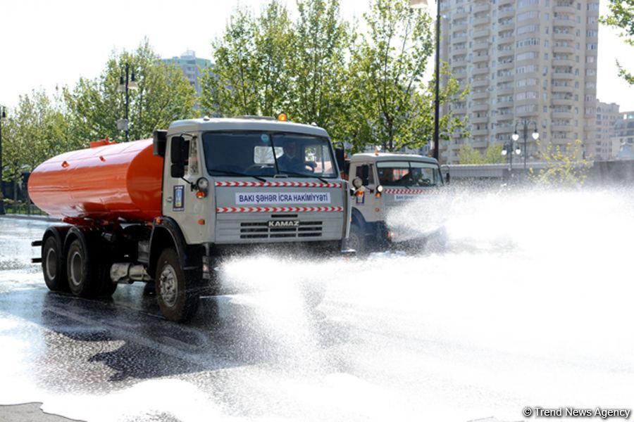 В Баку проводятся дезинфекционные работы (ФОТО)