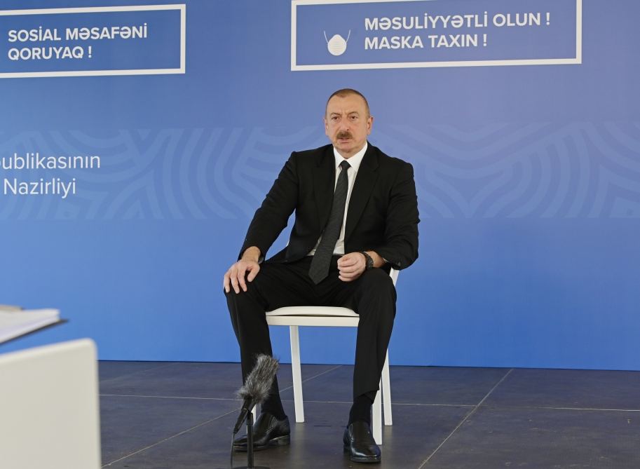 Президент Ильхам Алиев и Первая леди Мехрибан Алиева приняли участие в открытии модульного госпиталя для лечения больных коронавирусом в Баку (ФОТО) (версия 3)
