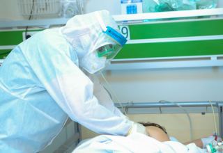 В больницах Азербайджана для коронавирусных пациентов врачами работают около 250 резидентов АМУ