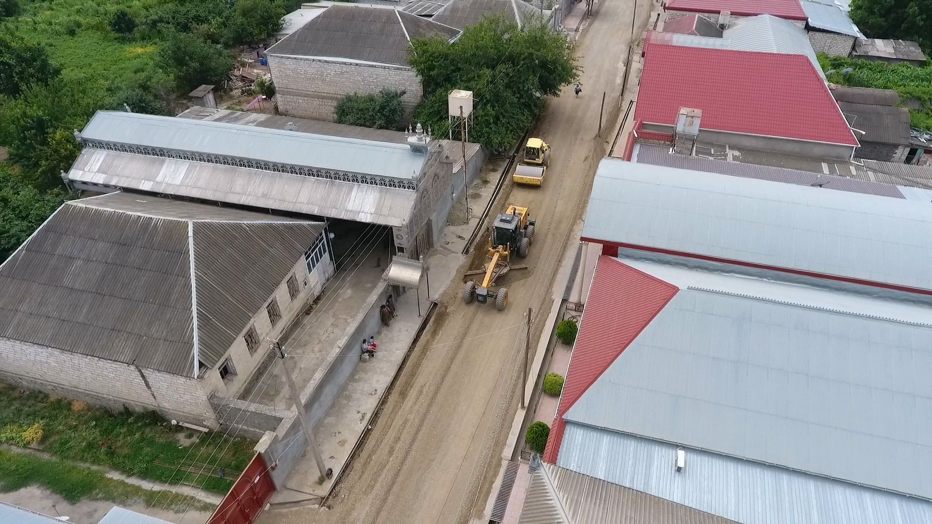 Tovuz rayonunda 1 şəhər və 4 kəndi əhatə edən yolların yenidən qurulması davam edir (FOTO)