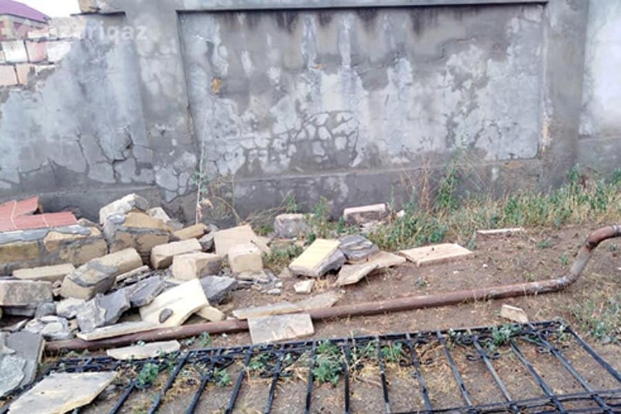 Gəncədə xəstəxananın hasarının uçması qaz xəttini yararsız hala salıb (FOTO)