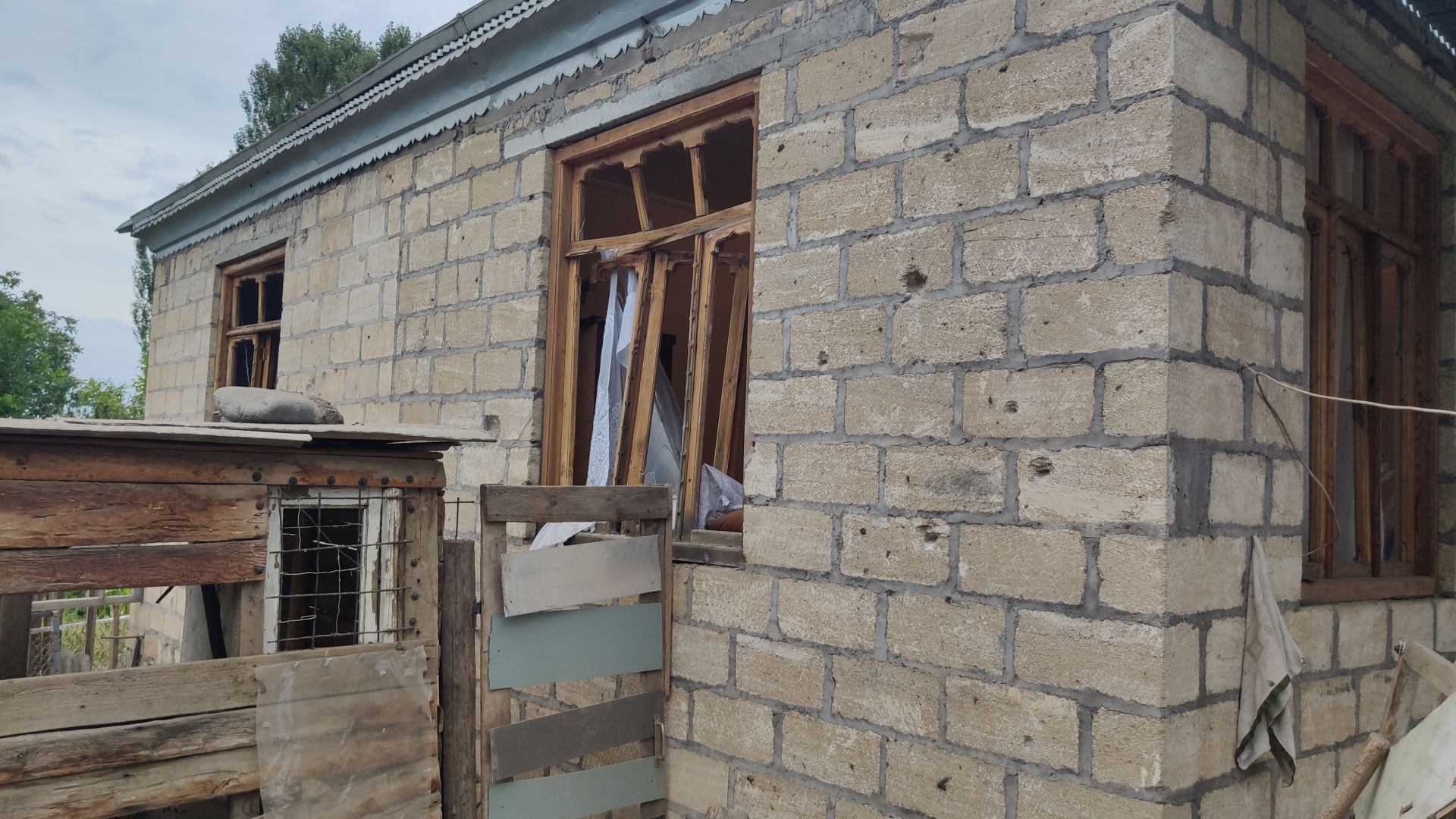ВС Армении продолжают обстреливать азербайджанские села, во дворы домов попадают снаряды