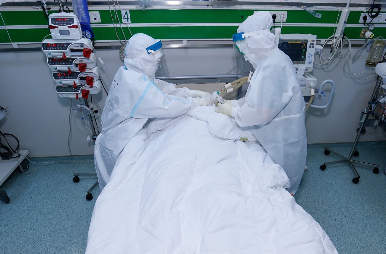 Mərkəzi Gömrük Hospitalının həkimləri koronoviruslu xəstələrinin müalicəsində artıq dördüncü dəfə EKMO aparatından istifadə ediblər (FOTO)