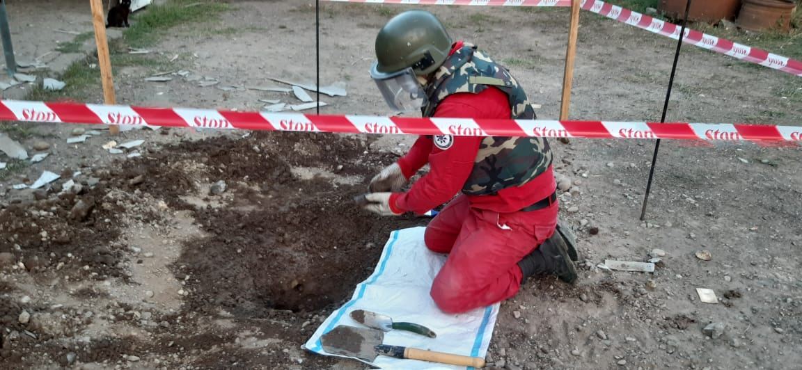 Tovuz rayonunda 82 mm-lik minaatan mərmisi aşkar olunub (FOTO) - Gallery Image