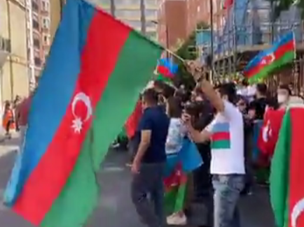 Armenians attack Azerbaijanis conducting peaceful rally in London (VIDEO)