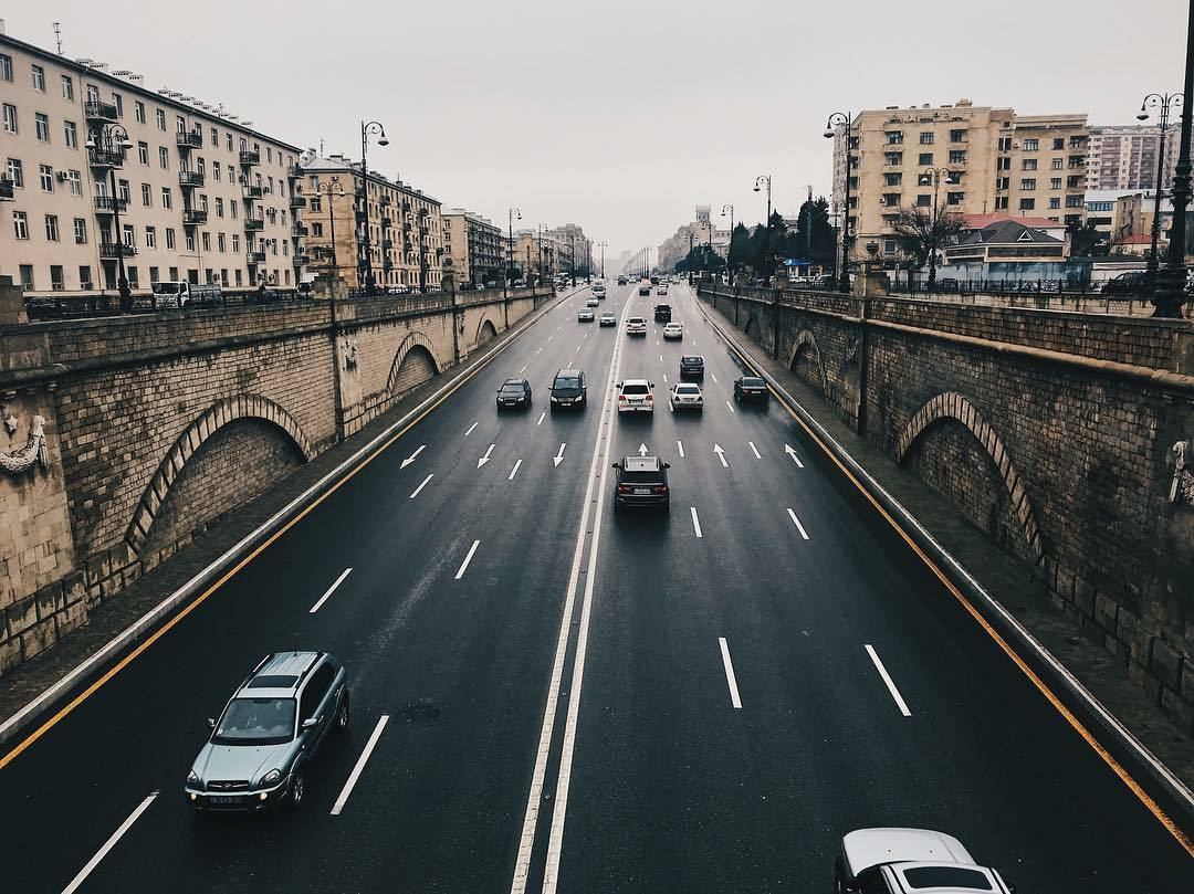 Снижается разрешенная скорость на основных дорогах Баку (ТАБЛИЦА)