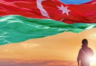 Азербайджанский солдат идет к следующей цели с оружием в одной руке и флагом в другой - минобороны