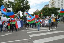 Strasburqda Ermənistanın silahlı təxribatlarına etiraz olaraq yürüş keçirilib (FOTO)