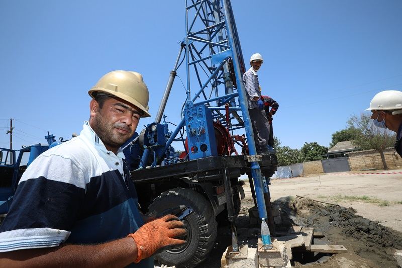 В селах Нефтчалы установлены резервуары для воды, бурят артезианские скважины (ФОТО)