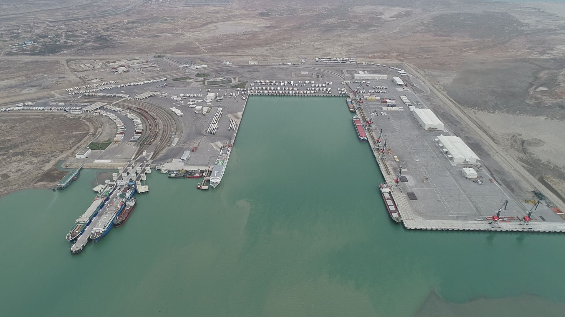 Бакинский порт планирует довести перевалку грузов до 10 млн тонн в год