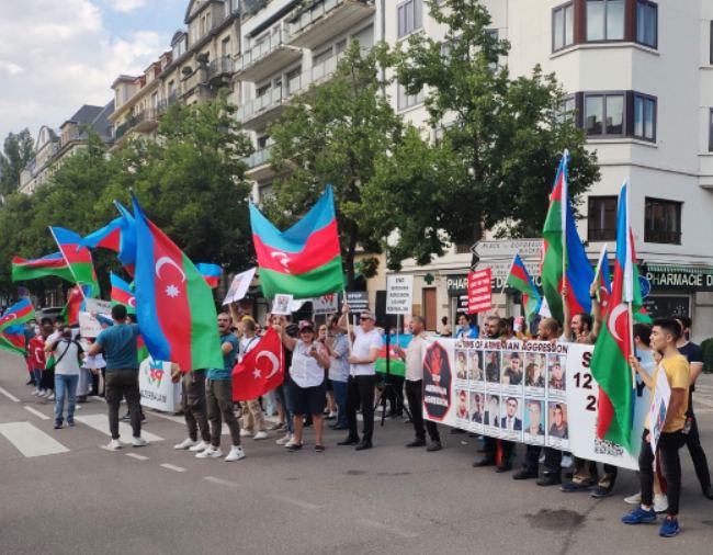 Azərbaycanlılar Avropa Şurasının mənzil-qərargahı qarşısında etiraz yürüşü keçirdi