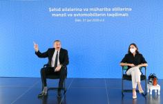Президент Ильхам Алиев и Первая леди Мехрибан Алиева  приняли участие в церемонии предоставления квартир и автомобилей семьям шехидов и инвалидам войны в Баку (ФОТО/ВИДЕО)