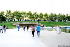 Оазис в центре Баку - под открытым небом у озера с синеватой чистой водой (ФОТО)