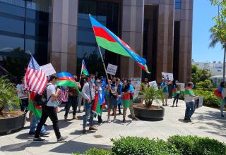 Armenians attack Azerbaijani demonstrators in Los Angeles (PHOTO)