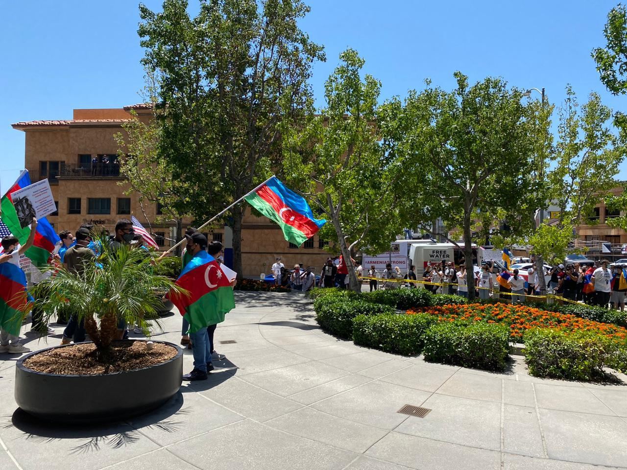 В Лос-Анджелесе армяне напали на азербайджанских демонстрантов (ФОТО)