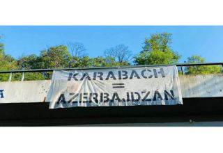 На центральном мосту Праги вывешен плакат «Карабах – это Азербайджан!»