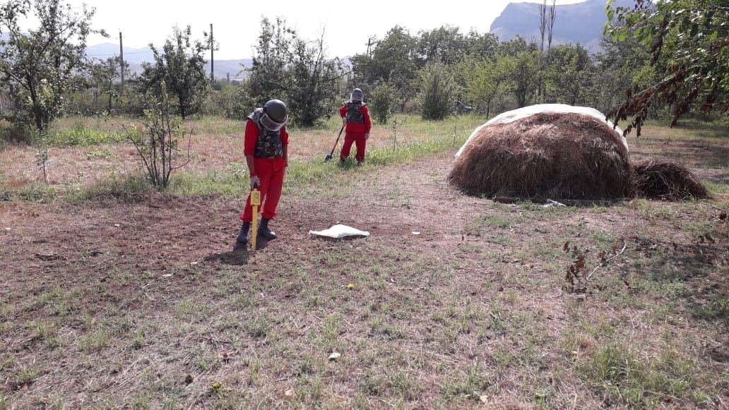 Tovuzda Ermənistan silahlı qüvvələri tərəfindən atılmış minaatan mərmisinin hissələri olunub (FOTO)