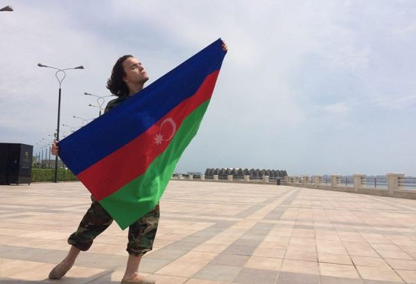 Танец в военной форме и с флагом Азербайджана на песню Муслима Магомаева (ВИДЕО)