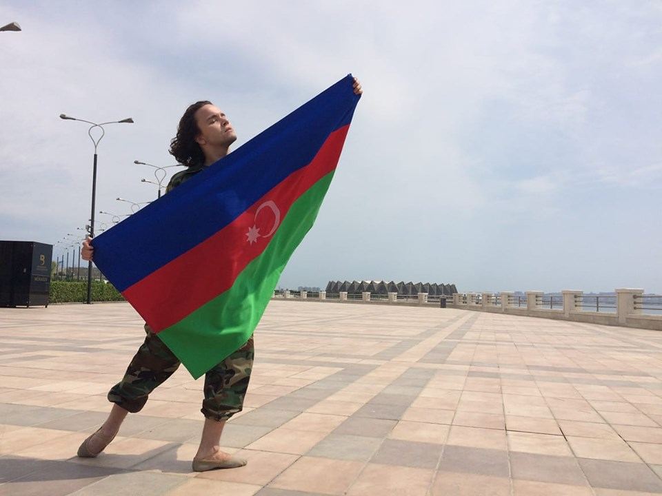 Танец в военной форме и с флагом Азербайджана на песню Муслима Магомаева (ВИДЕО)