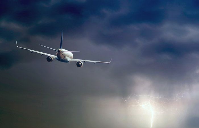 Грузовой самолет совершил аварийную посадку в Японии из-за попадания молнии