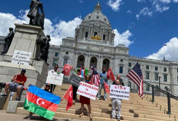 Azerbaijanis hold protest against Armenian military provocation in Minnesota (PHOTO)