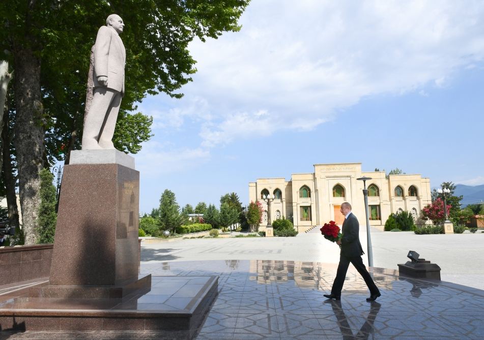 Президент Ильхам Алиев посетил памятник великому лидеру Гейдару Алиеву в Исмаиллы (ФОТО)