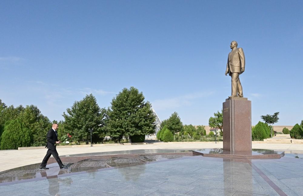 Президент Ильхам Алиев прибыл в Гобустанский район (ФОТО)