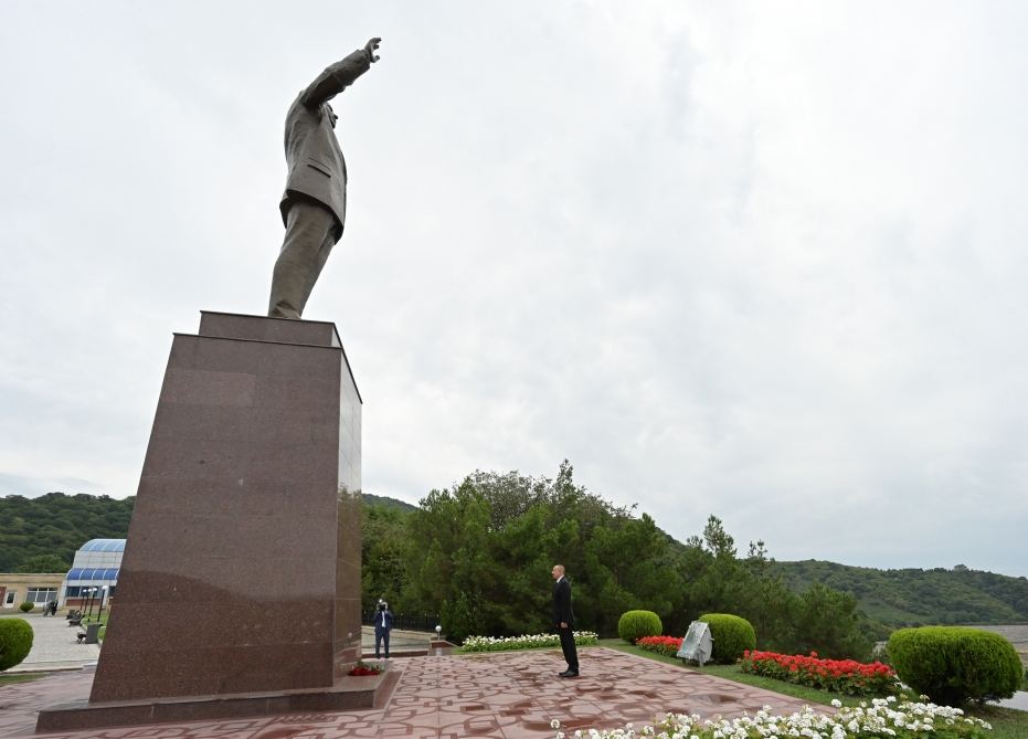 Azerbaijani president lays flowers at statue of national leader Heydar Aliyev in Balakan (PHOTO)