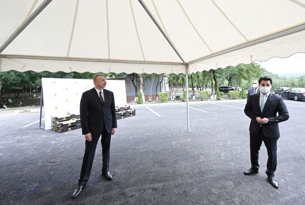 Президент Ильхам Алиев в Балакене ознакомился с садоводческим хозяйством «Бал мейве» (ФОТО)