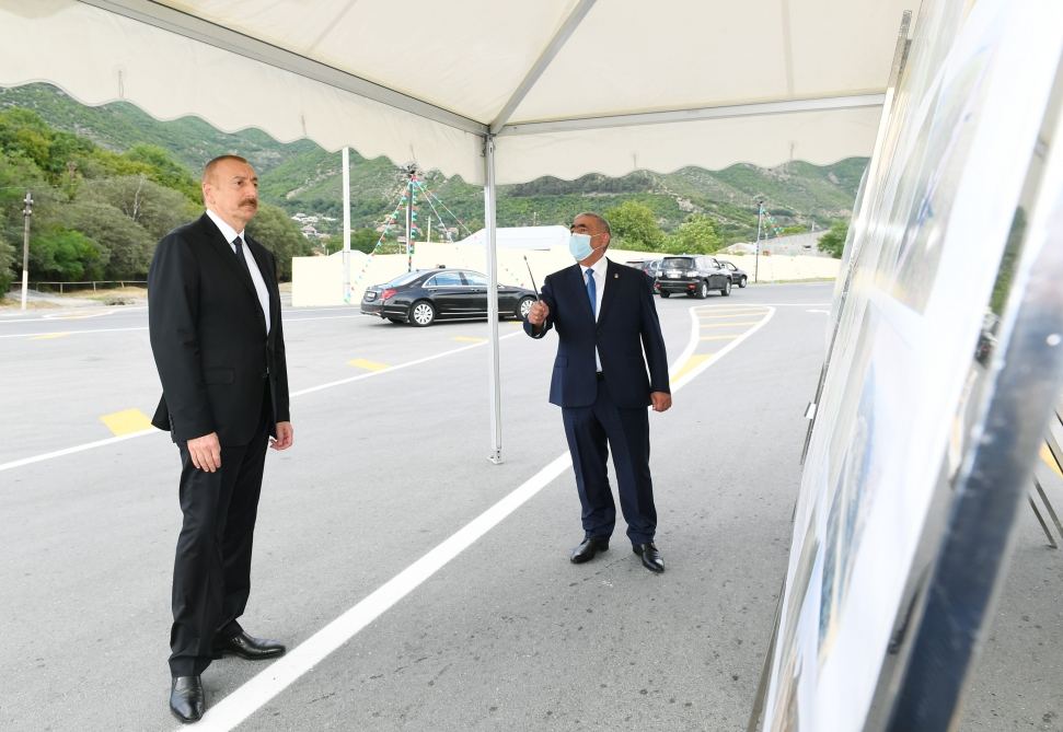 Президент Ильхам Алиев принял участие в открытии автодороги Гохмуг-Балталы-Бабаратма-Гарадаглы-Гудула-Дашуз в Шеки (ФОТО)