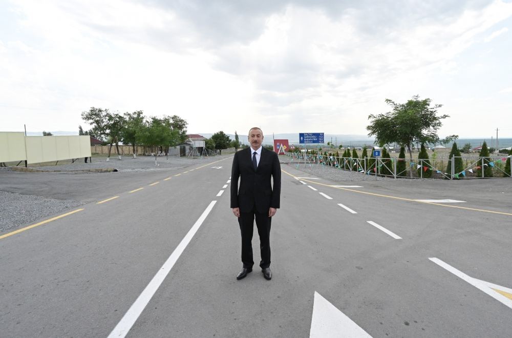 Президент Ильхам Алиев принял участие в открытии автодороги Гохмуг-Балталы-Бабаратма-Гарадаглы-Гудула-Дашуз в Шеки (ФОТО)