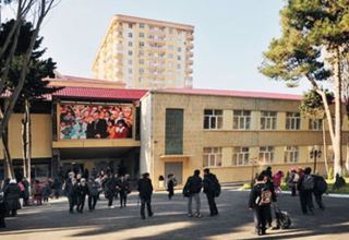 В бакинской школе прокомментировали падение подростка с третьего этажа