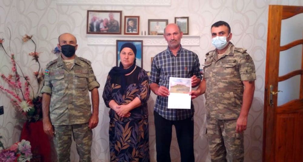 Азербайджанские военнослужащие навестили семьи шехидов (ФОТО)