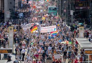 Несколько тысяч "коронаскептиков" вышли на демонстрации в трех городах Германии