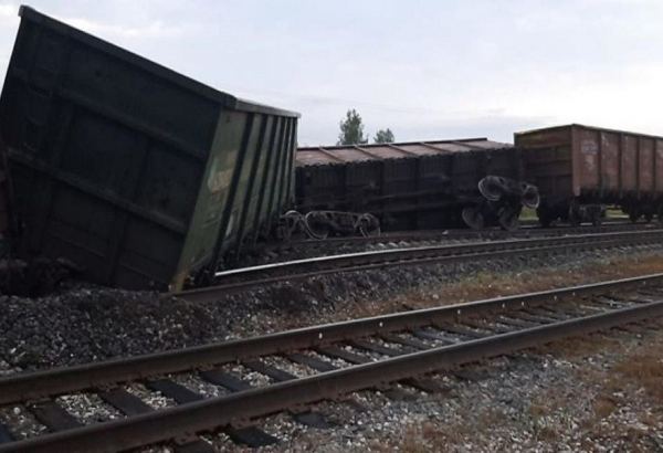 Freight train derails in U.S. Minnesota, nearby residents asked to evacuate