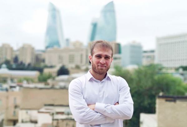 Азербайджанский поэт признан лучшим в России